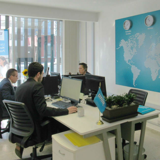 empleados de UNIR trabajan en una de las sedes de la compañía en Latinoamérica