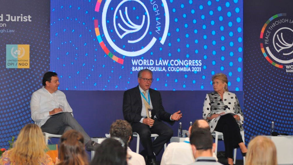 Juan Luis Mejía Arango, Antonio García-Padilla y Viviane Reding durante el conversatorio.