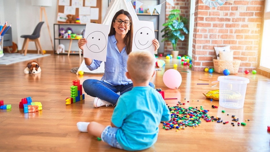 Terapeuta en clase con un niño con necesidades sensoriales