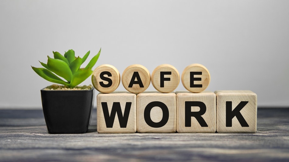 Una función de Recursos Humanos es la seguridad en el trabajo, cubos de madera con las letras de "safe work"
