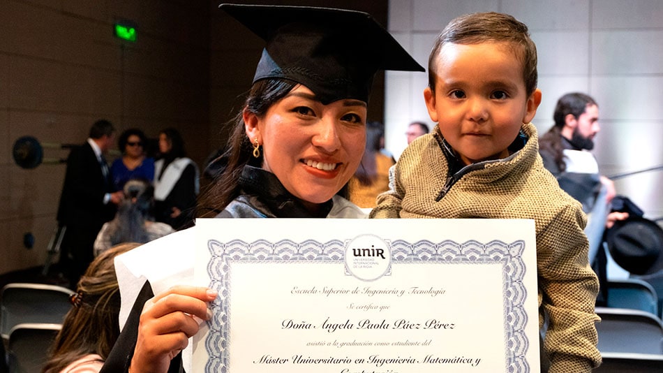 Una estudiante, con su hijo