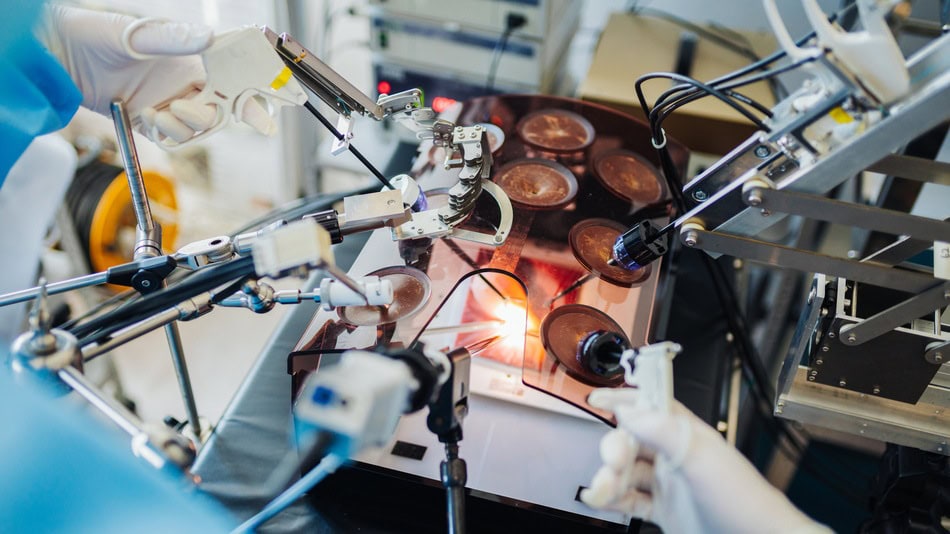 Ingeniero biomédico practicando con una nueva herramienta