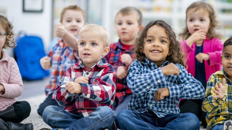 Psicomotricidad en la etapa infantil niños de preescolar jugando