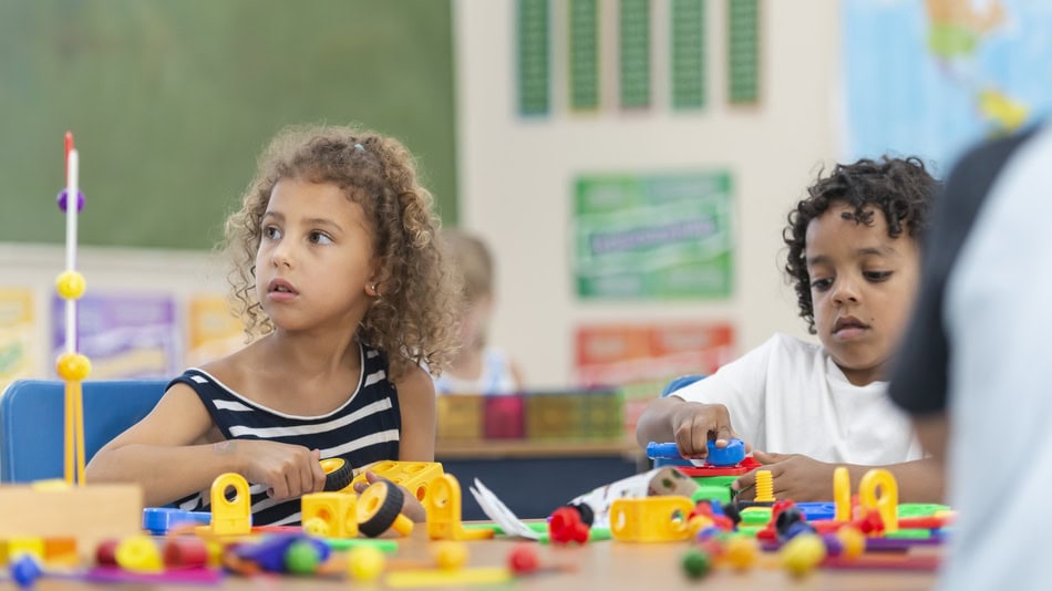 Psicomotricidad en la etapa infantil niños jugando en clase