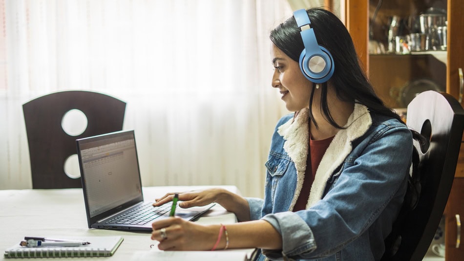 Joven utilizando el ordenador para un curso educación virtual