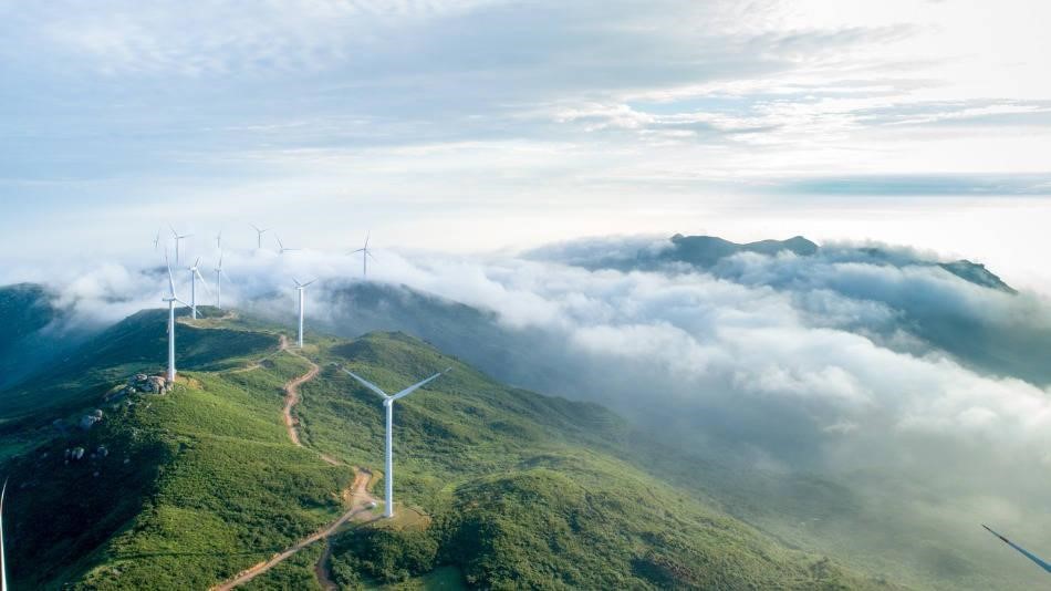 Molinos de viento en un parque de energías renovables