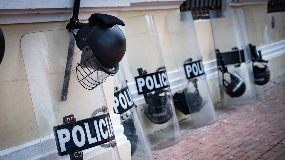 Equipo de policía, escudo y casco 