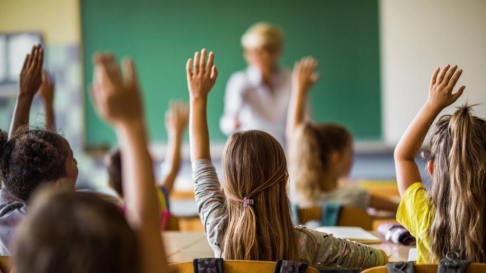 Una de las normas de convivencia en el aula es levantar la mano para pedir la palabra.