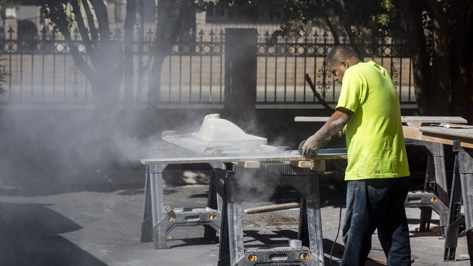 Entender la enfermedad laboral es esencial para proteger la salud de los trabajadores y garantizar entornos de trabajo seguros