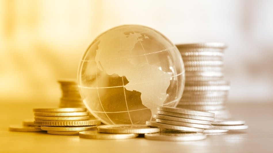 Un internacionalista (licenciado en relaciones económicas internacionales) puede participar en la creación y establecimiento de políticas que convengan tanto a su compañía como al país al que pertenece