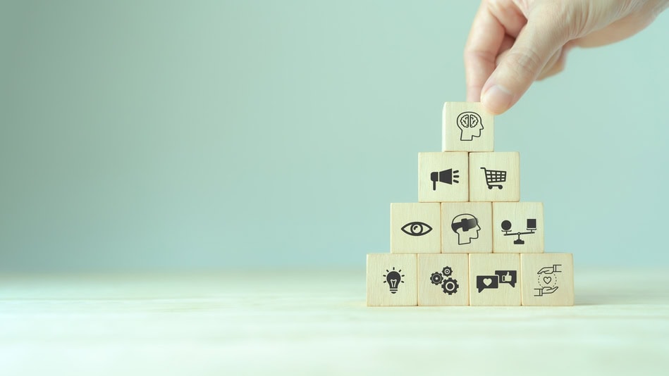 Pila de dados de madera de concepto de Neuromarketing