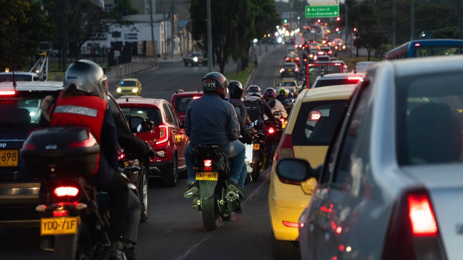 Las causas de la contaminación atmosférica en Colombia pueden ser fijas o móviles como vehículos, motocicletas, trenes, aviones y barcos