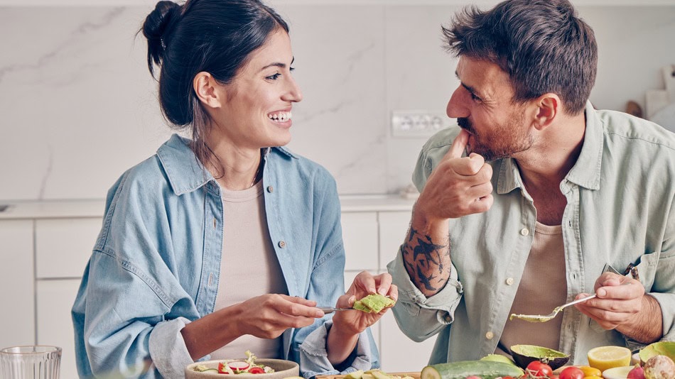 Los beneficios de lo que es una alimentación saludable se destacan principalmente en la manera como se puede regular la salud