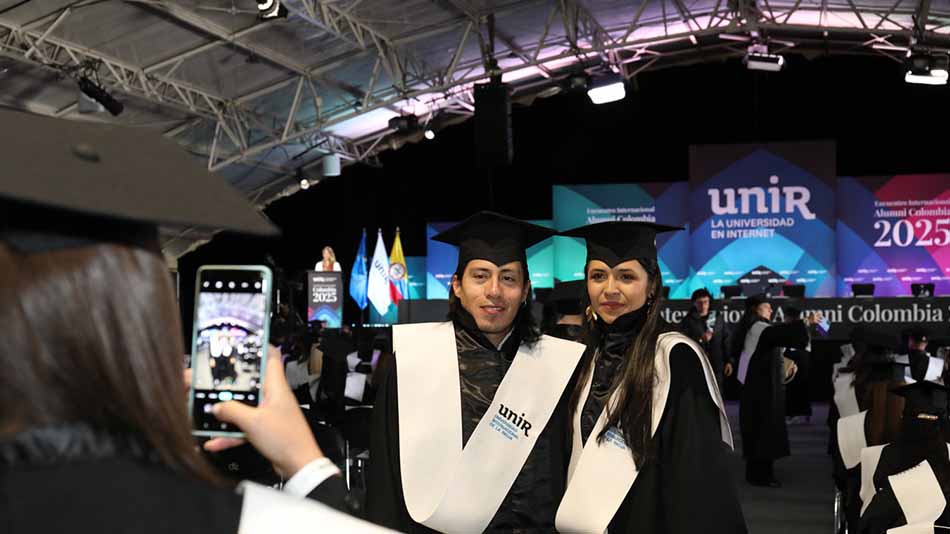 Dos jovenes en UNIR