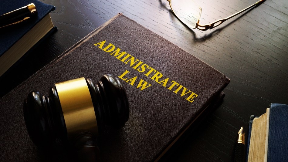 Una de las las asignaturas especializadas u obligatorias definidas en el plan de estudios es el Derecho administrativo