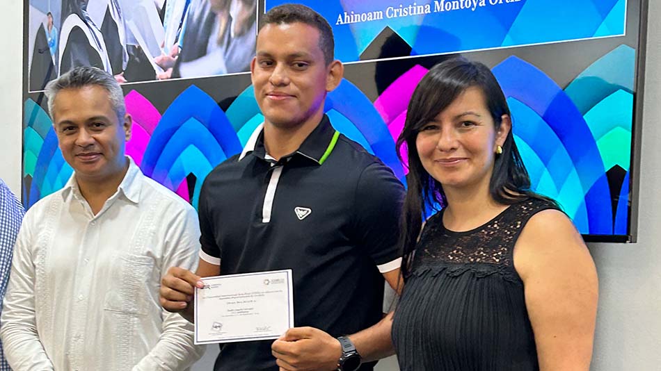 Estudiante beneficiario de una de las becas en Córdoba, reflejo de esfuerzo y nuevas oportunidades.