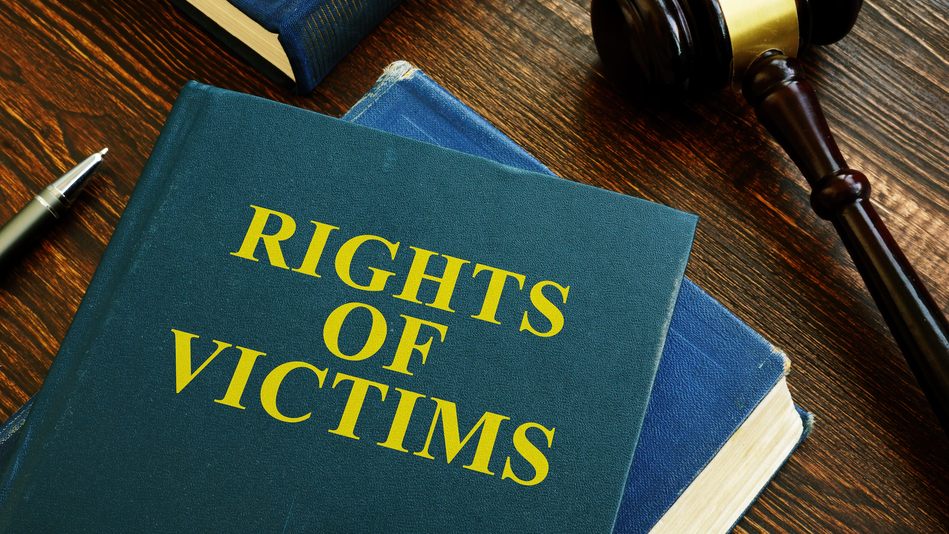 Dentro de los derechos de las víctimas en Colombia están las medidas de protección legales a las cuales pueden acceder estas personas por medio de las autoridades competentes