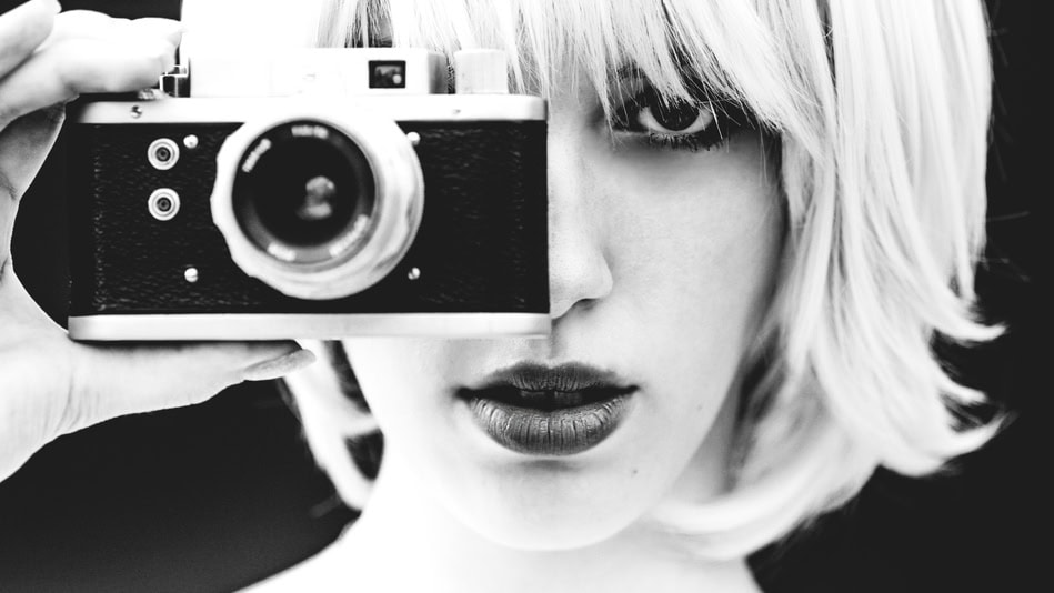 La fotografía publicitaria es una rama específica de este sector, la cual se especializa en la promoción de servicios, productos y/o bienes