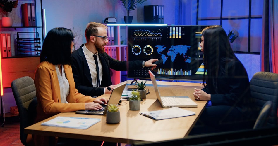 Para poder trabajar en Big Data, debes contar con una formación base, la cual implica tener conocimientos en estadística, matemáticas e informática