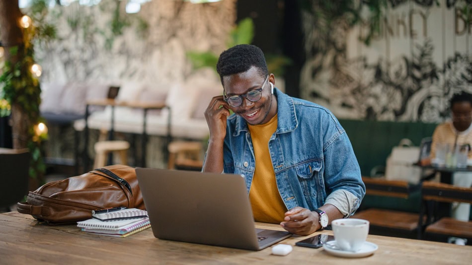 Estudiar y trabajar a la vez es una de las realidades de muchas personas en el país