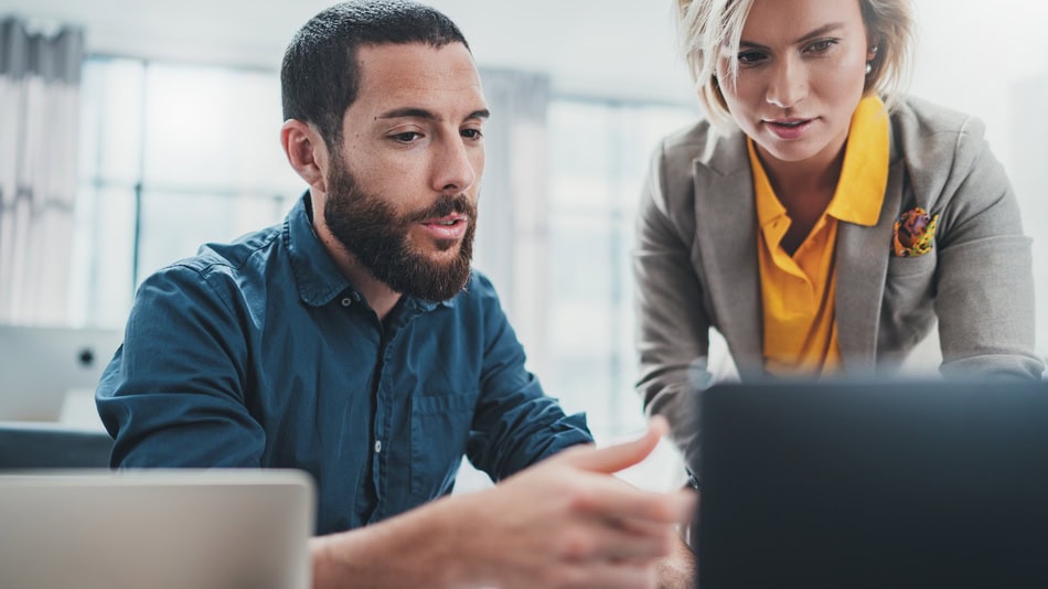 El data storytelling es una metodología que combina el análisis de datos con la narrativa para explicar información compleja de forma clara y comprensible