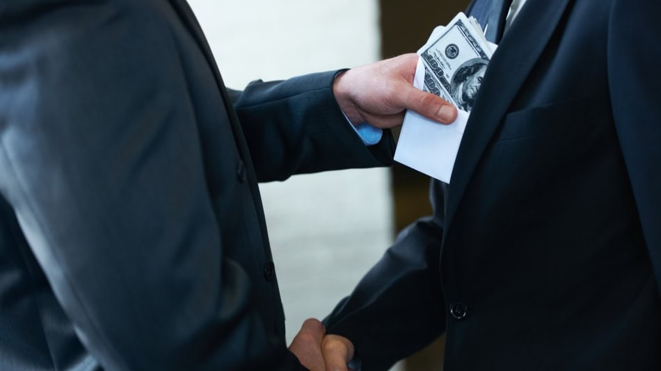 Un ejemplo de violación de derechos humanos es la corrupción sistemática