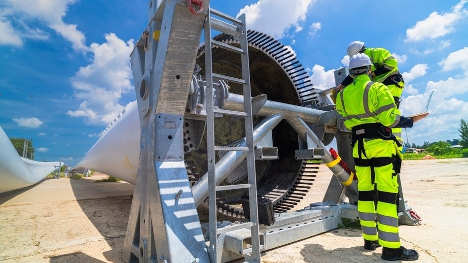 La manera como funciona la energ&iacute;a e&oacute;lica es por medio de unos molinos, los cuales est&aacute;n conectados a unas turbinas