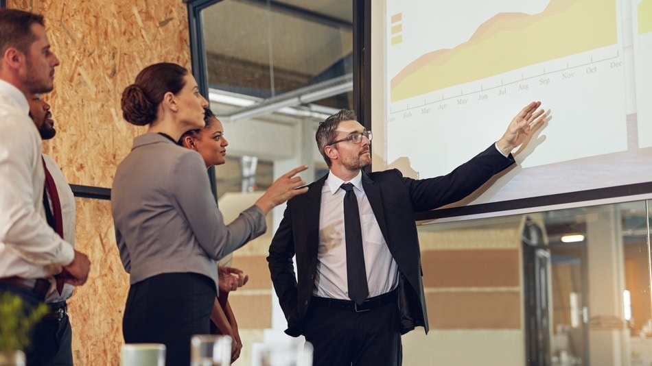 Un controller de gestión es un profesional que se encarga principalmente de administrar los costos y la contabilidad de una empresa