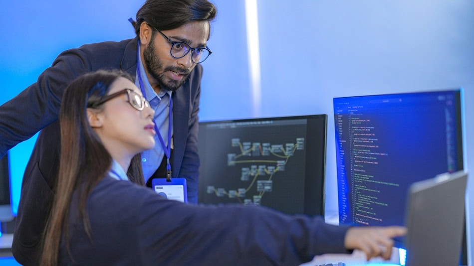 Para entrar a trabajar en ciberseguridad es necesario contar con una formación sólida enfocada en tecnología, sistemas de seguridad, programación, desarrollo y gestión de sistemas, entre otros