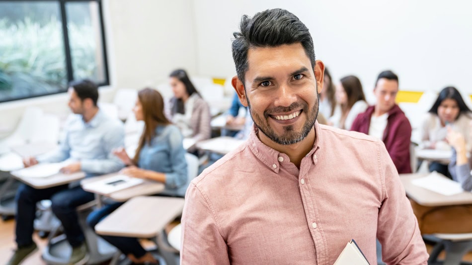 Licenciados como profesionales no licenciados pueden acceder al sistema educativo oficial mediante el concurso de ingreso docente
