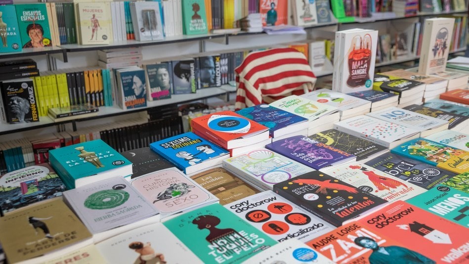 Una implementación adecuada de estrategias de promoción literaria es clave para llegar a un público más amplio y tener una mayor difusión que impulse la rentabilidad de una obra literaria