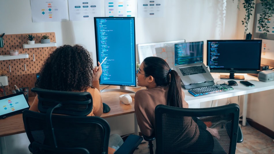 Un full stack developer es un tipo de ingeniero versátil que destaca por sus habilidades en lógica y programación