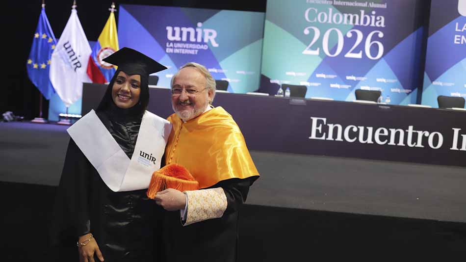 el doctor herrera junto a una graduada