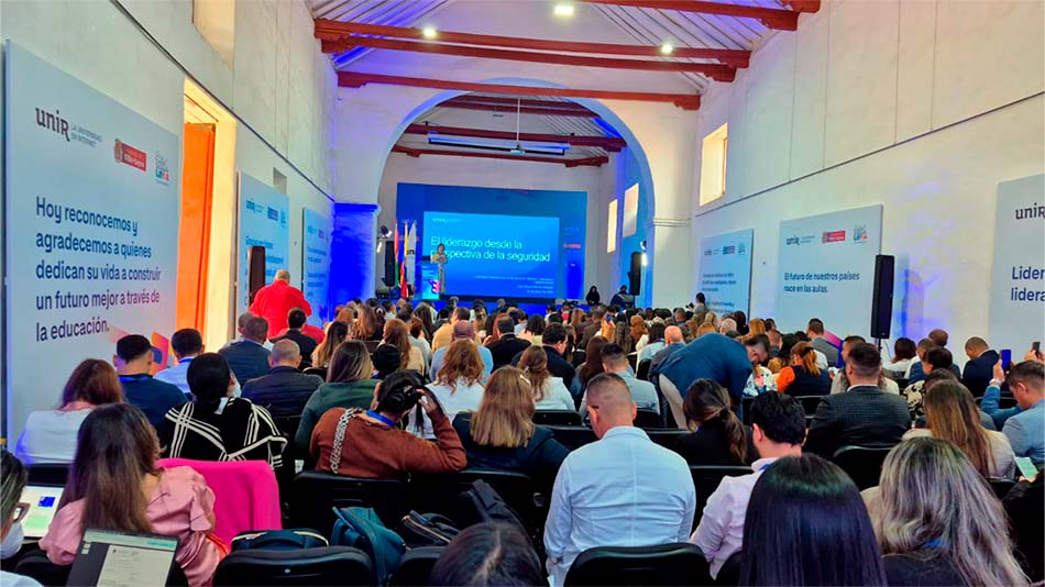 L&iacute;deres educativos del pa&iacute;s y expertos internacionales abarrotaron el aforo. 