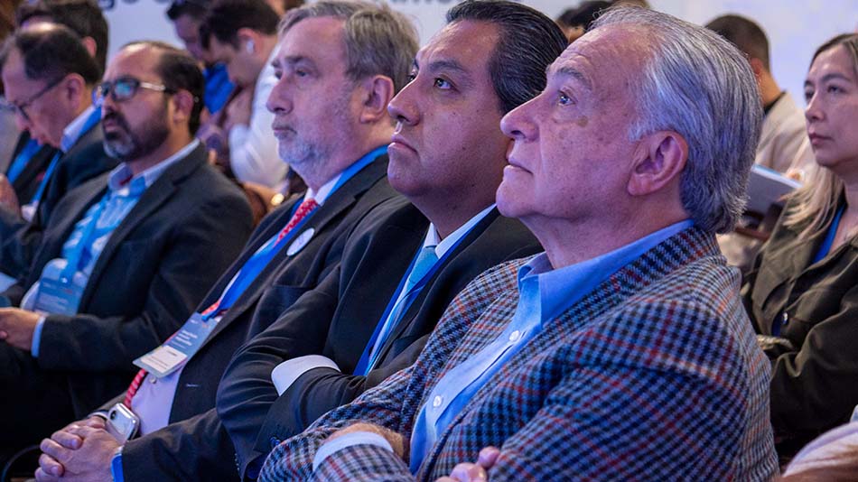 En primer término de la foto, Óscar Naranjo, exvicepresidente de la nación y miembro de la junta directiva de UNIR Colombia.
