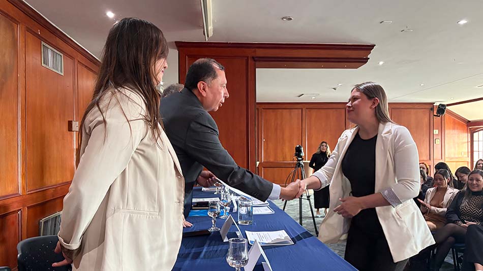 Francisco Camargo Salas, director de Empleo P&uacute;blico del Departamento Administrativo de la Funci&oacute;n P&uacute;blica, felicita una becaria.
