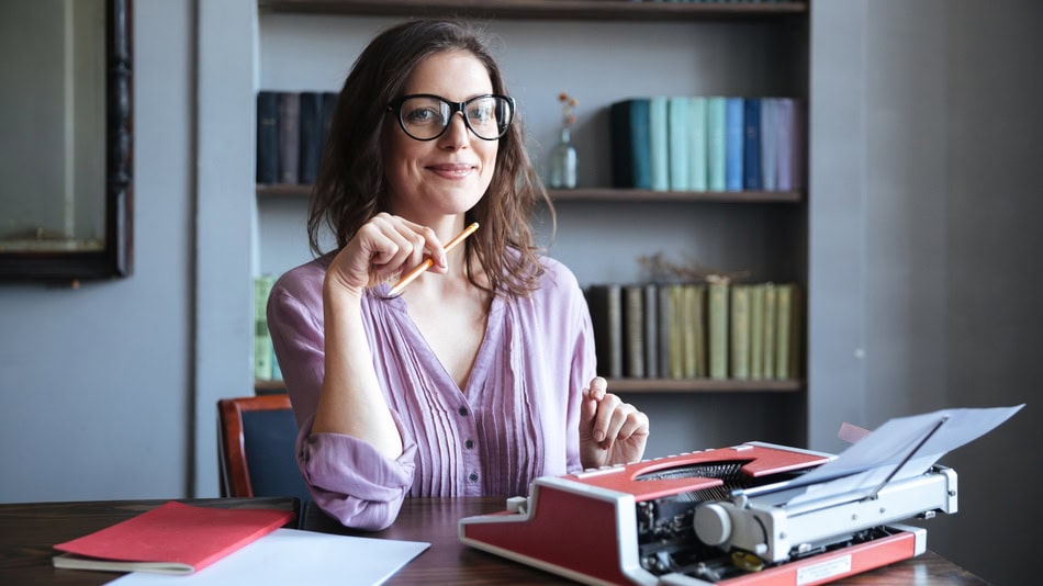 El escritor profesional es una persona que se dedica principalmente a la redacción de contenidos de tipo comercial, académico o literario