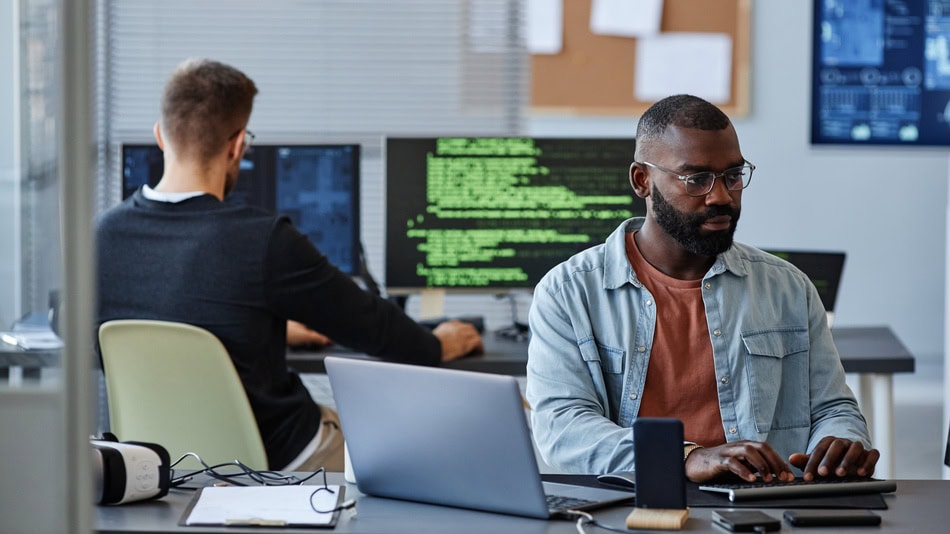 La carrera de Ingeniería de Software cuenta con especializaciones que se enfocan principalmente en el crecimiento, desarrollo y transformación digital en las empresas