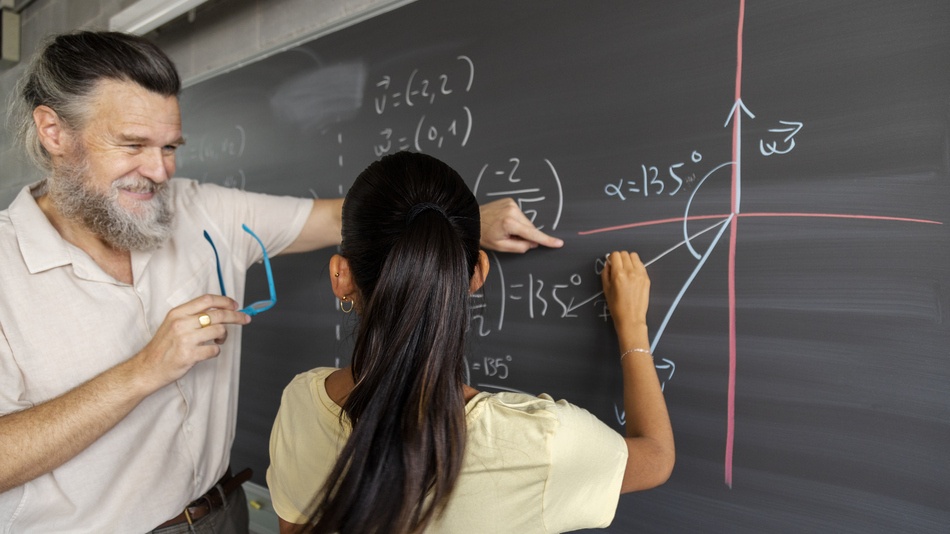 Enseñar matemáticas puede ser una tarea compleja, ya que combina muchos elementos abstractos que los estudiantes tienen dificultades para aprender fácilmente