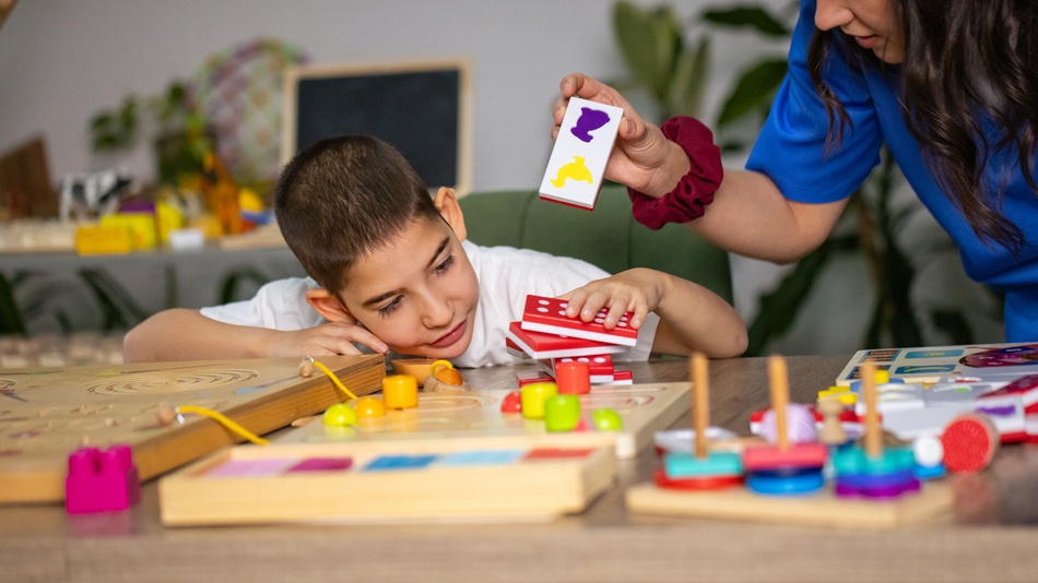 El autismo o Trastorno del Espectro Autista (TEA) es una condición en la cual el desarrollo neurológico no se da de manera óptima