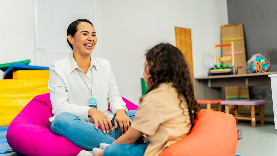 debemos tener en cuenta que la formación de un psicólogo educativo está enfocada en estudiar la forma como los estudiantes aprenden, entienden e interactúan en su entorno escolar