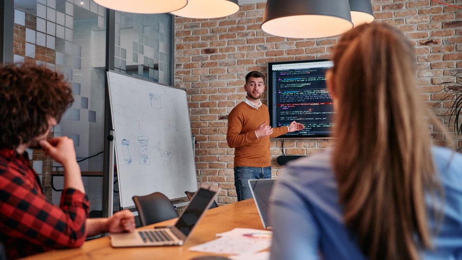El arquitecto de software es aquel profesional que se dedica a diseñar la estructura base de los sistemas informáticos usados por las empresas