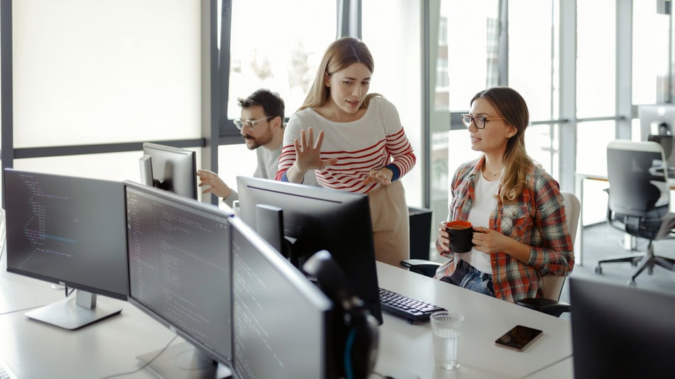 El ingeniero MLOps o Machine Learning Operations es un profesional que se encarga principalmente de automatizar, optimizar, implementar y mantener modelos de machine learning (ML)