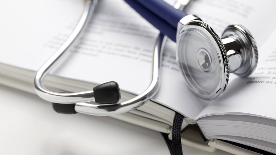 Para trabajar en salud p&uacute;blica en Colombia es necesario que cuentes con una carrera en medicina, en enfermer&iacute;a o en cualquier &aacute;rea relacionada con la salud