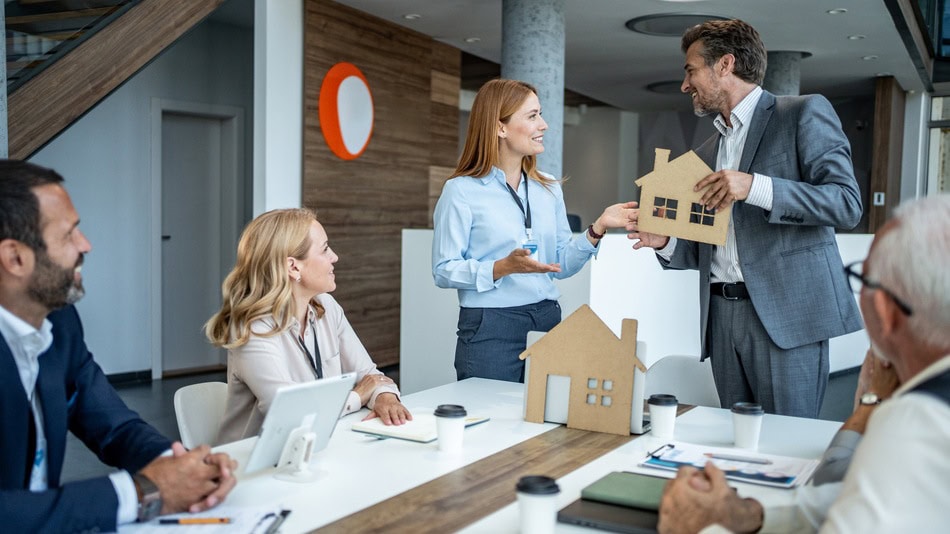El portal web Indeed Colombia se&ntilde;ala que el gestor inmobiliario principiante o con poca experiencia puede llegar a ganar desde los 2 millones de pesos al mes