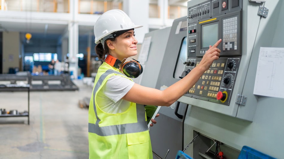 El especialista en automatización industrial es aquel profesional que se dedica principalmente a diseñar, programar, optimizar y supervisar los sistemas automatizados