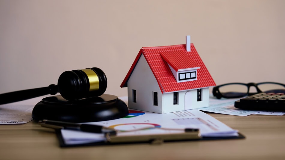 El abogado inmobiliario es aquel que se encargar&aacute; de garantizar a ambas partes que los procesos que se lleven a cabo, la documentaci&oacute;n que se requiera y todo el &aacute;mbito legal se hagan de la manera m&aacute;s transparente posible