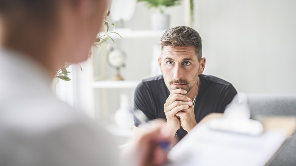 la terapia de aceptación y compromiso lleva a los pacientes a entender mejor por qué tienen pensamientos y emociones negativos