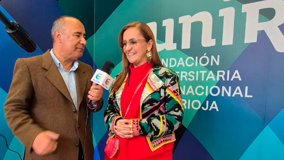 La profe M&oacute;nica tambi&eacute;n dedic&oacute; su tiempo a atender a medios de comunicaci&oacute;n.