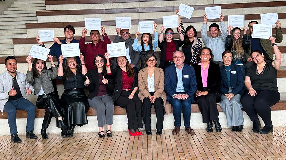 Manuel Herrera, en el centro de la imagen, junto a Kelly Garc&iacute;a, l&iacute;der de Internacionalizaci&oacute;n de UCompensar, situada a su derecha.